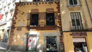 outdoor calle de la ribera de curtidores.