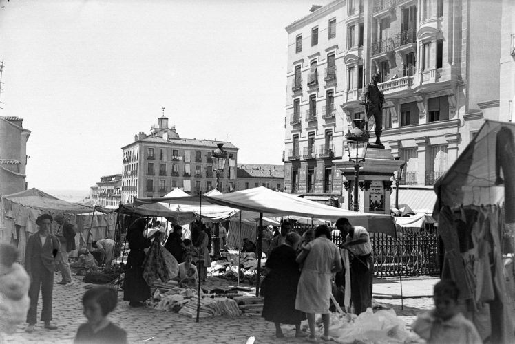 imgi_12_fotos-antiguas-del-rastro-de-madrid-2-r0dhyncoxuc0lsjvf1akmjv11vbbhhako3nof1q03k